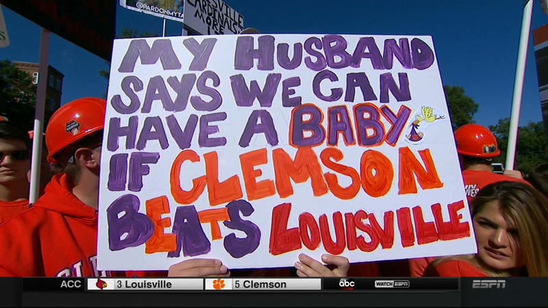 Illustration for article titled Here Is Your Clemson College GameDay Sign Roundup